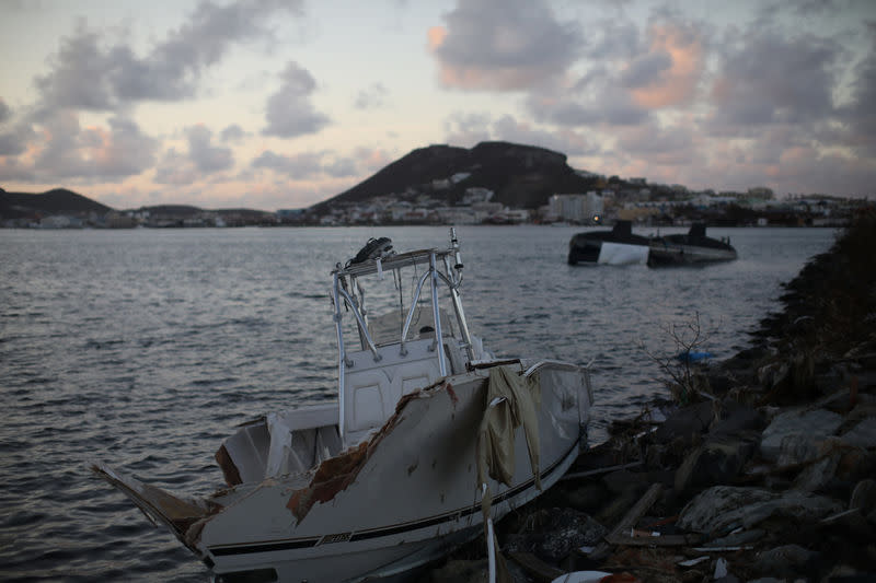 Plus de deux semaines après le passage de l'ouragan Irma, l'arrivée du "Tonnerre" va permettre aux opérations de reconstruction de commencer pour de bon à Saint-Martin. /Photo prise le 17 septembre 2017/REUTERS/Andres Martinez Casares