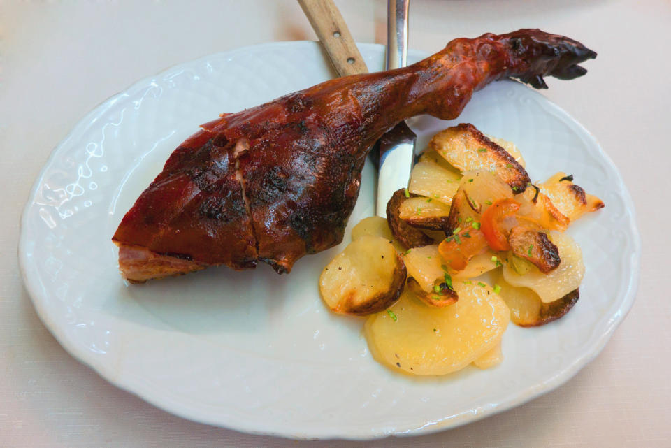 <p>Varios contundentes y sabrosos platos son típicos de Castilla y León, destacando el cochinillo asado, que se unta con manteca de cerdo y que puede prepararse solo o acompañado de patatas. También es muy famoso su lechazo. (Foto: Getty Images).</p> 