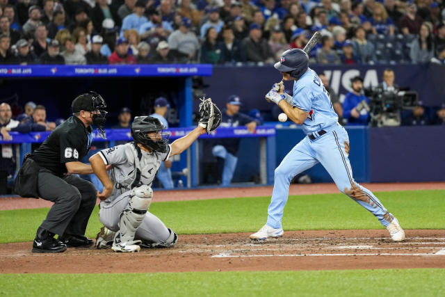 Springer hurts hand, Blue Jays finish sweep of White Sox 8-0