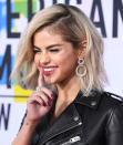 <p>Selena Gomez le dio un vuelco a su apriencia y ahora es una mujer rubia de cabellera corta, como lució en su reciente aparición en los American Music Awards, en Los Ángeles, donde además llevó un sexy atuendo de minifalda y chaqueta en cuero que dividió opiniones/Getty Images </p>