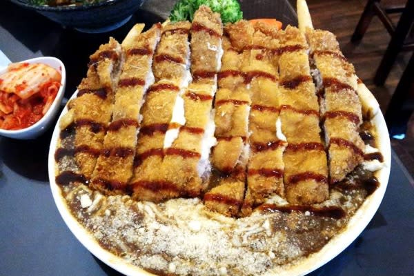 每天限量20份的「泥火山起司豬排咖哩飯」是店裡的人氣料理。（圖片來源／麴町食堂）