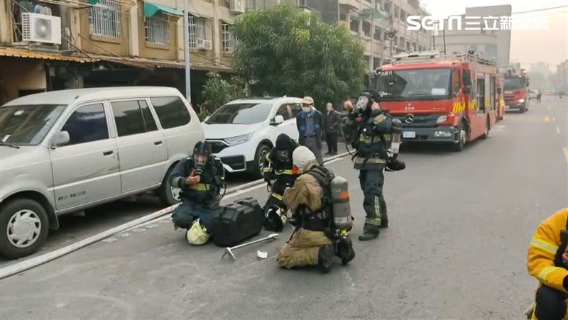 高雄市三民區民宅竄出火舌，消防隊出動14車29人前往灌救。（圖／翻攝畫面）