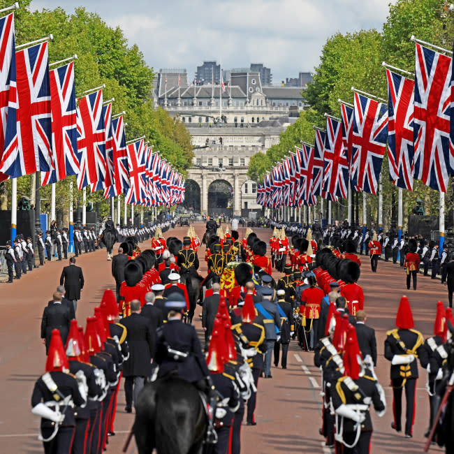 El silencio reina en el centro de Londres durante la procesión del féretro de Isabel II credit:Bang Showbiz