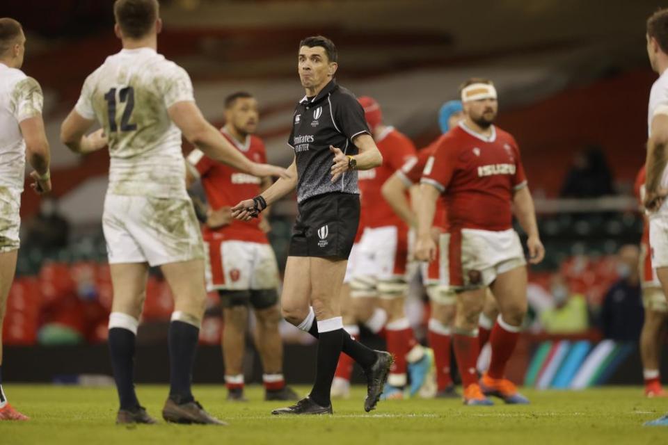 Referee Pascal Gaüzère talks to Owen Farrell