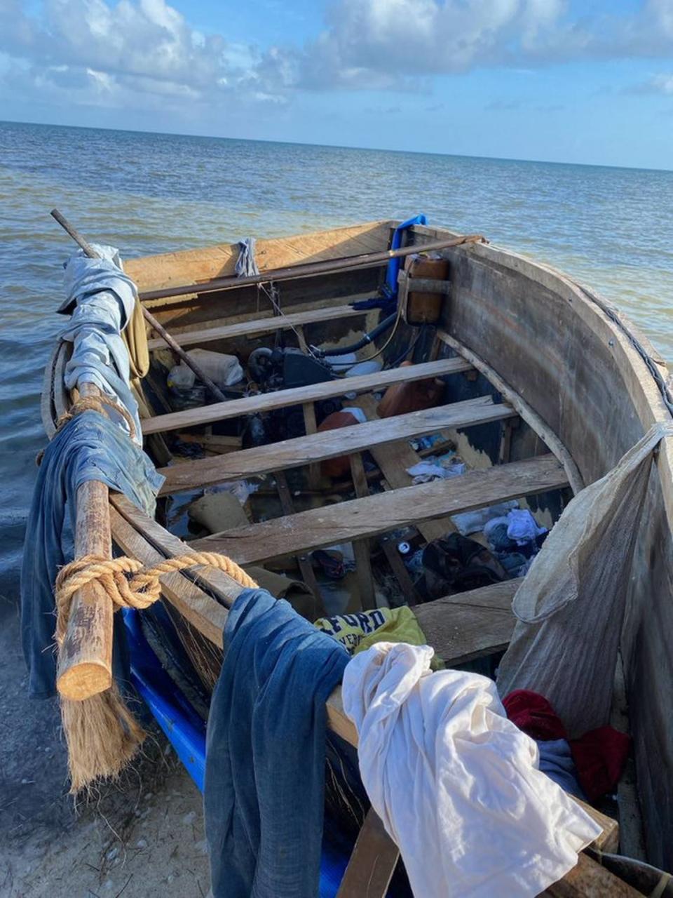 Una rústica embarcación de migrantes cubanos detenida en la orilla de Big Pine Key en los Cayos de la Florida, el viernes 25 de noviembre de 2022.