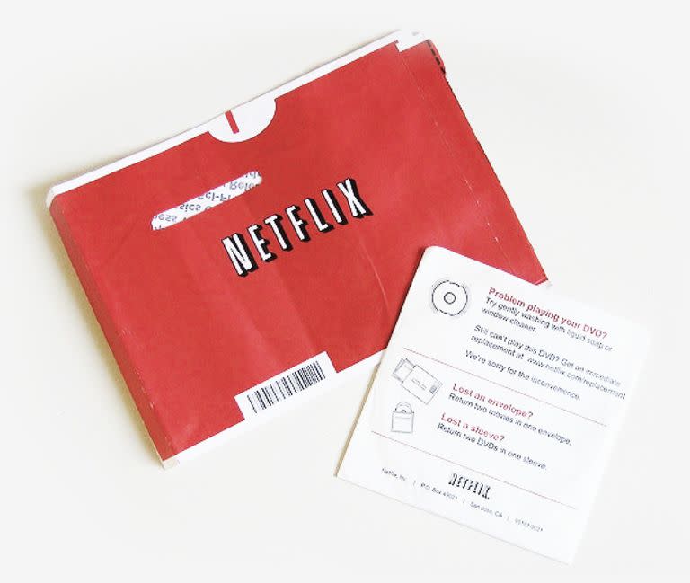Netflix comenzó a operar hace 25 años ofreciendo un servicio de distribución de películas en DVD por correo; la compañía dará de baja el servicio a fin de septiembre