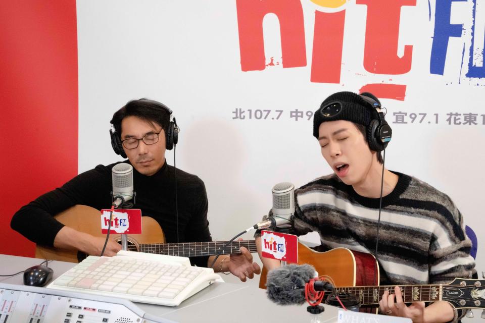 ▲李晉瑋跟李李仁現場一起彈唱合作歌曲〈不在乎〉。