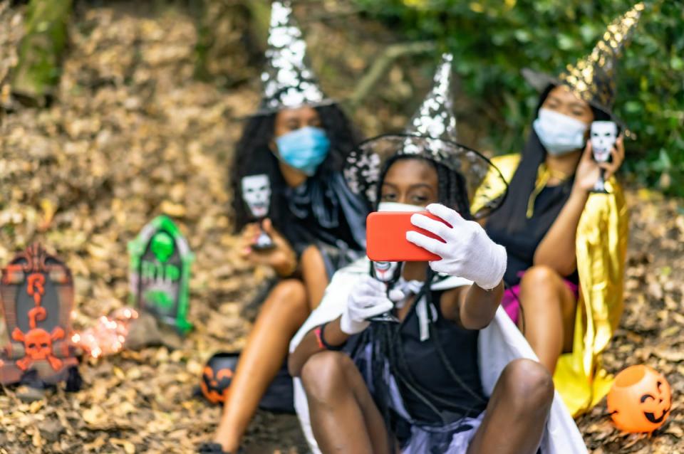 Three young girls n glittery witch hats.