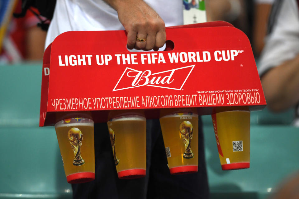 SOCHI, RUSSIE - 23 JUIN: Un fan porte un plateau de quatre plein de bière Budweiser lors du match du groupe F de la Coupe du Monde de la FIFA, Russie 2018 entre l'Allemagne et la Suède au stade Fisht le 23 juin 2018 à Sotchi, en Russie.  (Photo de Stu Forster/Getty Images)