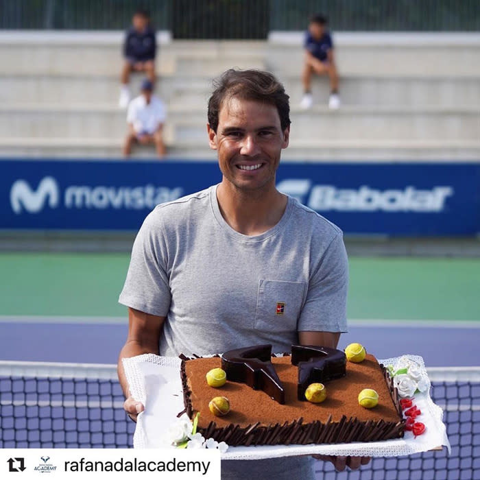 Rafa Nadal junto a su tarta