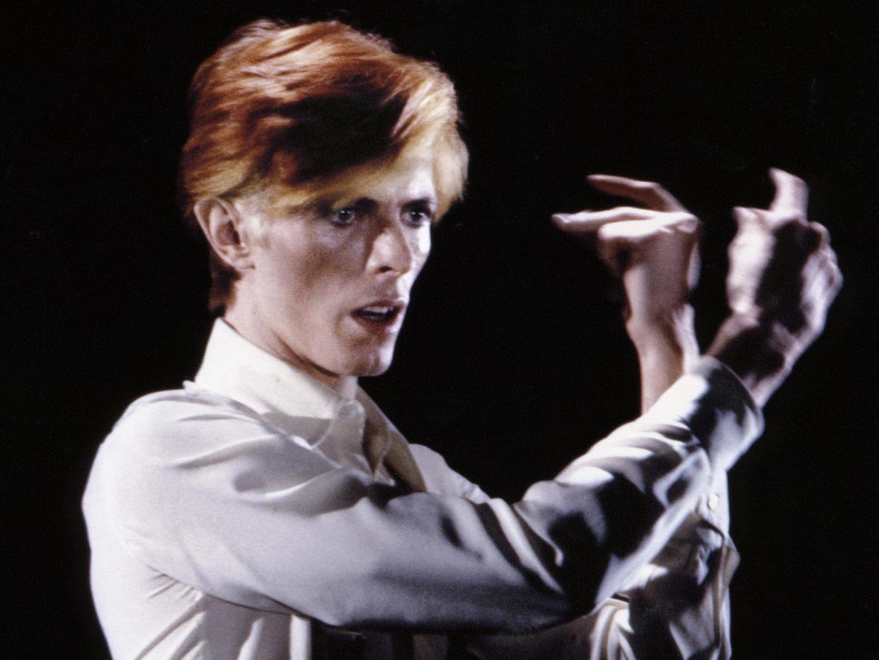 English Rock and Pop musician and actor David Bowie (born David Jones, 1947 - 2016) performs on stage, Los Angeles, California, 1975. (Photo by Ellen Graham/Getty Images)