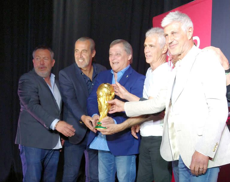 Tapia, Batista, Bertoni, Tarantini, Larrosa y Giusti posan con la Copa del mundo que solo los campeones pueden tocar