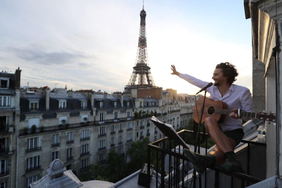 Sänger Adrien Pelon aka "Adri1"  (Photo by Ludovic MARIN / AFP) 