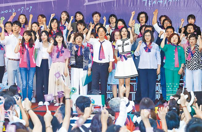 民進黨總統參選人賴清德（前排右五）9日出席全國信賴台灣姊妹會成立大會，大家一起喊口號力挺賴清德。（劉宗龍攝）