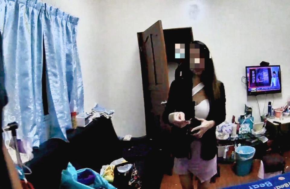 警方在北區大興街一家養生會館內，當場查獲女按摩師與男客色情交易。（記者葉進耀翻攝）