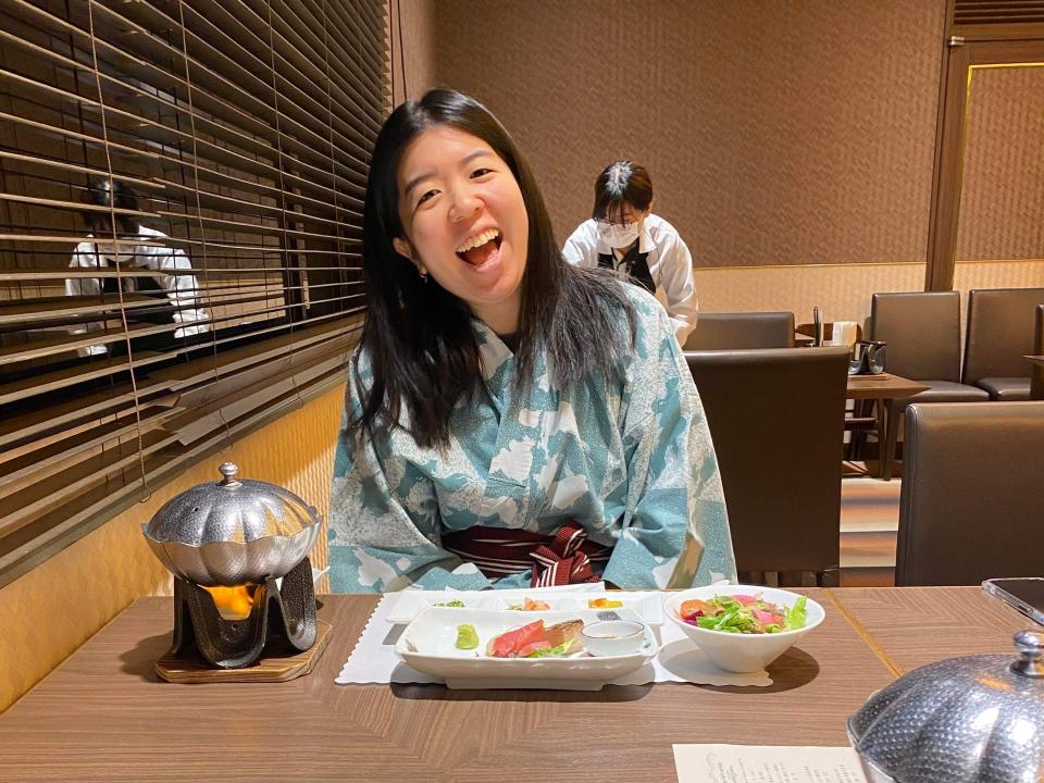 Okumura em um restaurante japonês.