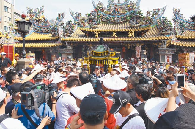 雲林縣北港鎮北港朝天宮今年恢復媽祖聖誕遶境，陣頭人員需戴口罩並採實名制。圖為往年遶境盛況。（本報資料照片）