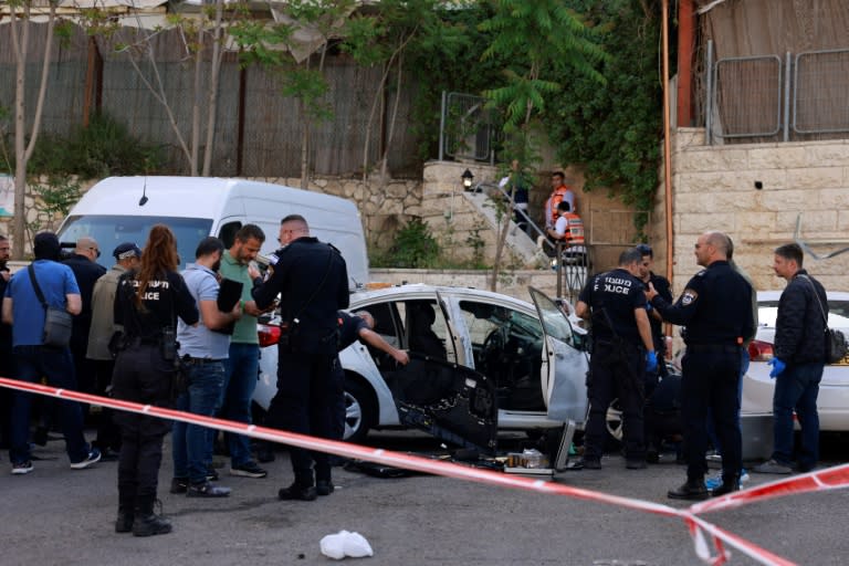 La policía israelí inspecciona un vehículo tras el ataque perpetrado en Jerusalén el 22 de abril de 2024 (Menahem Kahana)