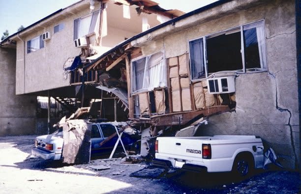 北嶺大地震後，當地騎樓建築被震塌，停在底層的汽車被覆蓋壓垮。（檔案照，記者丁曙／攝影）