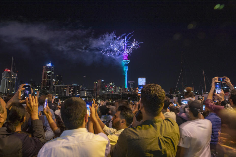 Tra fuochi d'artificio e feste in piazza, il mondo saluta così l'arrivo del 2020.