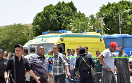 Police and people stand near the scene of a foiled suicide attack in Luxor, Egypt, June 10, 2015. REUTERS/Stringer