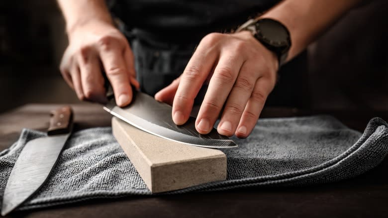 Sharpening knife