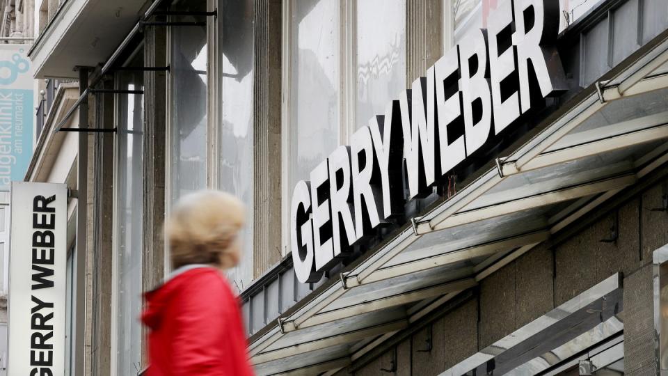 Eine Passantin geht an einer Filiale des Bielefelder Modeherstellers Gerry Weber vorbei.