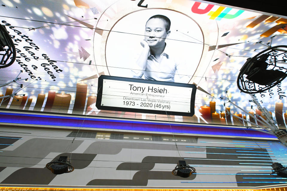 Homenaje al empresario tecnológico Tony Hsieh en Las Vegas, Nevada. Hsieh, exdirector ejecutivo de Zappos.com, conocido por su papel en la revitalización del centro de Las Vegas, murió el 27 de noviembre de 2020 a los 46 años. (Foto de Bryan Steffy/Getty Images)