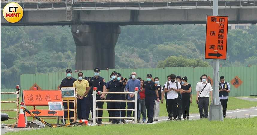 台灣高等法院審理新北市永和外籍人士遭分屍案，認為其中行兇過程有隱情，今天上午押解嫌犯孫武生（左4藍衣者）及班特（左2黃衣者）重返現場勘驗。（攝影／張文玠）