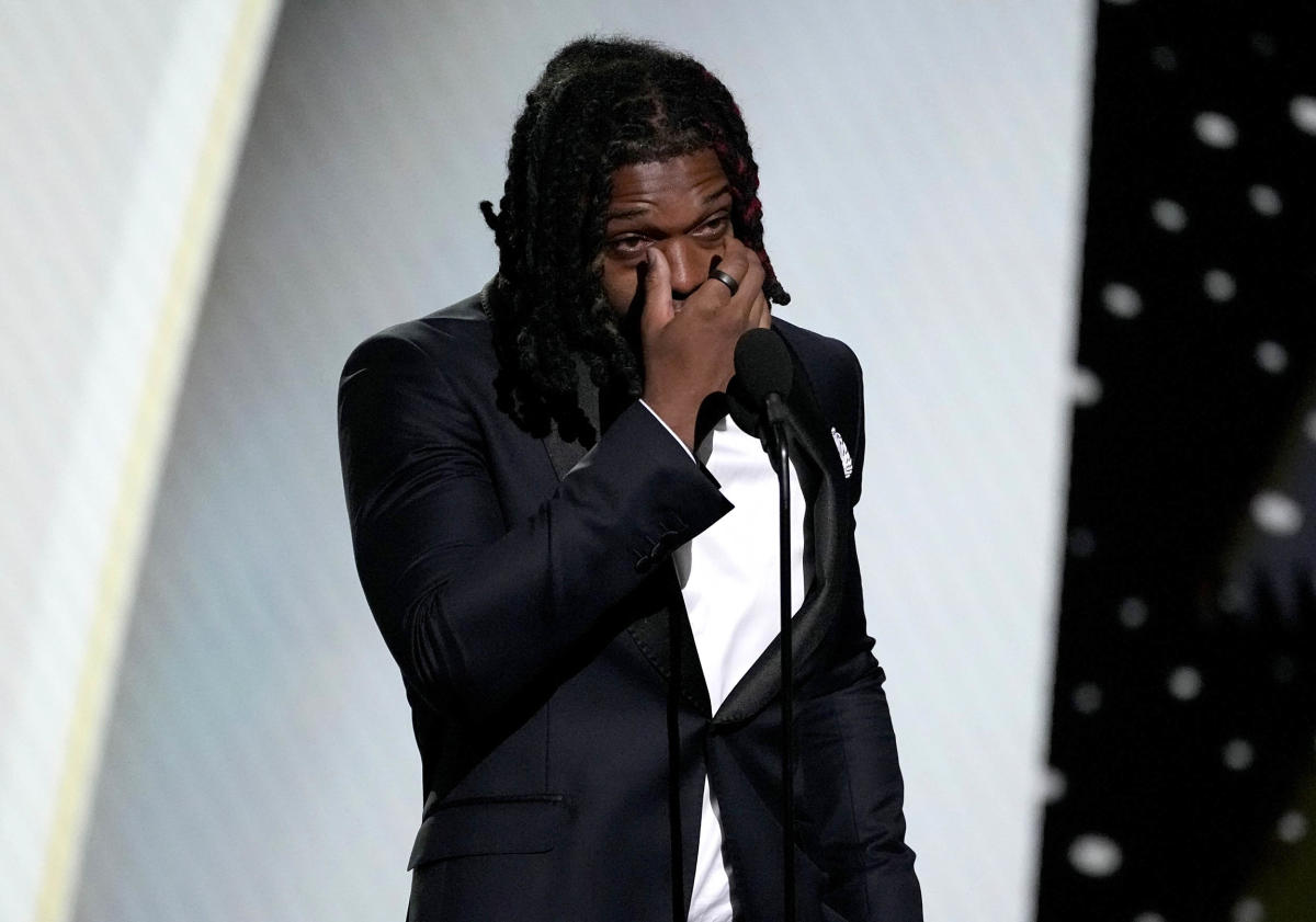 Damar Hamlin tears up onstage while honoring Buffalo Bills trainers who  saved his life