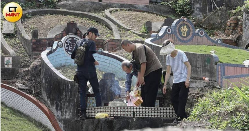 清明連假掃墓。（示意圖／劉耿豪攝）