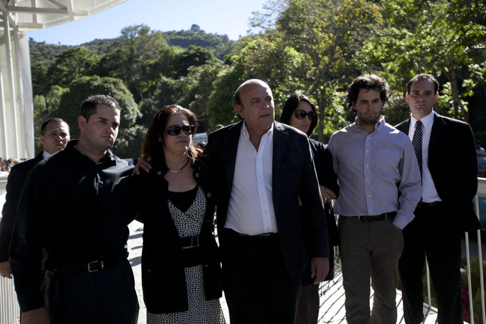 De izquierda a derecha el hermano de Mónica Spear, Javier Spear, su madre Edna Mootz, su padre Rafael Spear, su prima Carolina Speary sus hermanos Ricardo Spear y Rafael Spear, llegan al funeral de la ex Miss Venezuela y actriz en el Cementerio del Este, en Caracas, el viernes 10 de enero del 2014. . Spear, de 29 años, y su ex esposo Thomas Henry Berry, de 39, fueron asesinados a tiros por delincuentes que los asaltaron en una autopista desolada la noche del lunes, mientras se encontraban en el país de vacaciones. Su hija de 5 años fue herida en una pierna. (AP Foto/Alejandro Cegarra)