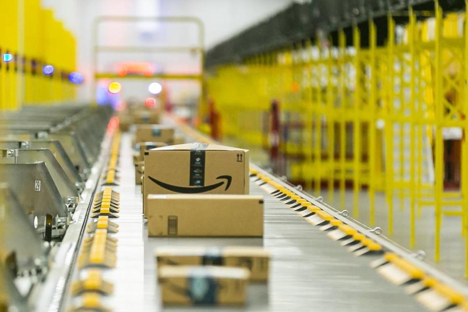 Amazon prepara los pedidos en línea de sus clientes a través de un sistema de cinta transportadora en su centro de distribución en Opa-locka, Florida, durante el Cyber Monday, el 2 de diciembre de 2019.