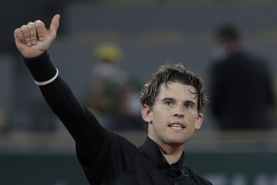 Dominic Thiem tras derrotar a Marin Cilic en la primera ronda del Abierto de Francia, el lunes 28 de septiembre de 2020, en París. (AP Foto/Alessandra Tarantino)