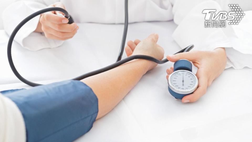 護理師呼籲患有心血管疾病者應定期量血壓。（示意圖／Shutterstock達志影像）