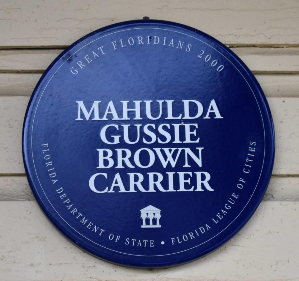 Una placa en reconocimiento a la maestra de Rosewood Mahulda Gussie Brown Carrier permanece intacta en el Museo del Ferrocarril de la Sociedad Histórica de Archer, en Archer, Florida, el jueves 22 de diciembre de 2022. (Fresh Take Florida/Lauren Whiddon)