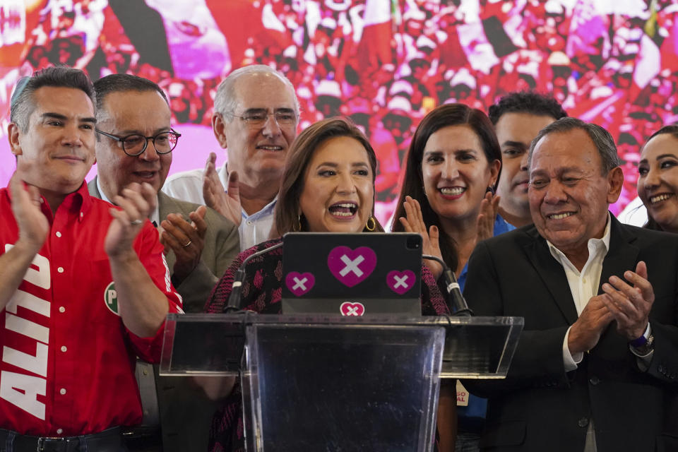 La candidata presidencial opositora Xóchitl Gálvez ofrece declaraciones tras el cierre de urnas en las elecciones generales en Ciudad de México, el domingo 2 de junio de 2024. (AP Foto/Marco Ugarte)