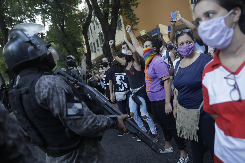 Manifestantes reclaman el fin de los crímenes contra personas negras en las favelas y rinden homenaje al afroamericano George Floyd, asesinado en Estados Unidos, frente al palacio de la gobernación en Río de Janeiro, Brasil, el domingo 31 de mayo de 2020. (Foto AP/Silvia Izquierdo)