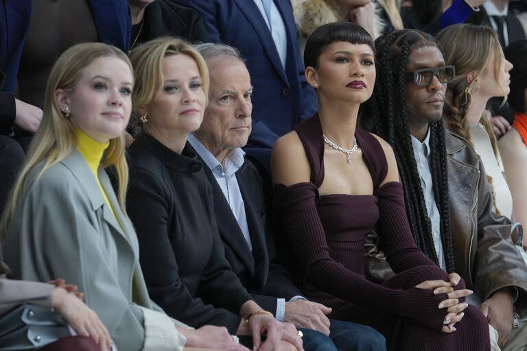 Muy cerca de Zendaya, en la primera fila del desfile de Fendi, se sentaron Reese Witherspoon y su hija, Ava Phillippe. También las acompañó Michael Burke. En el evento quedó en claro que la actriz y su hija son dos gotas de agua