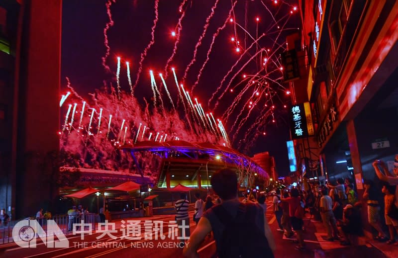 台北世大運19日晚間在台北田徑場舉行開幕式，施放精彩煙火，場外民眾也駐足欣賞。（中央社）