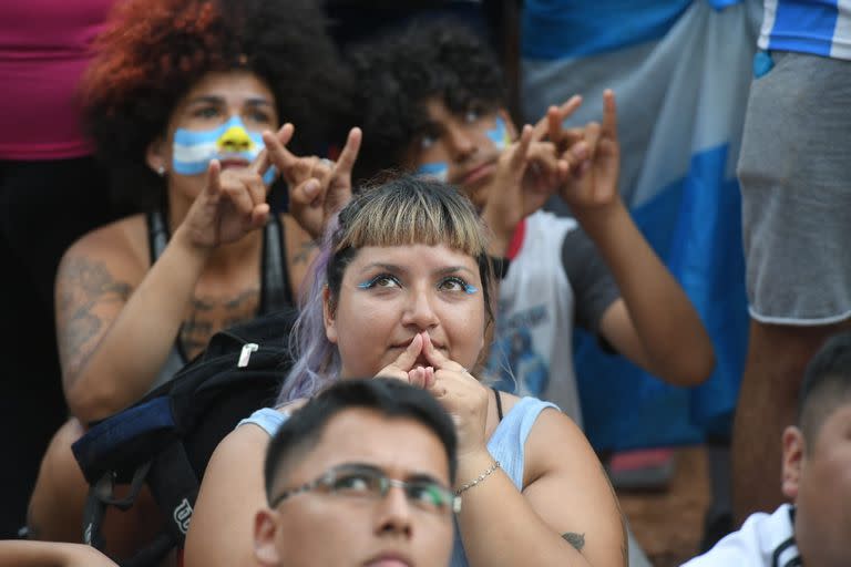 El sufrimiento de los hinchas argentinos en los penales