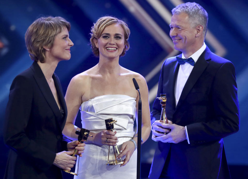 Marietta Slomka, Caren Miosga und Peter Kloeppel wurden 2017 mit der Goldenen Kamera ausgezeichnet.  (Bild: REUTERS/Christian Charisius/Pool)