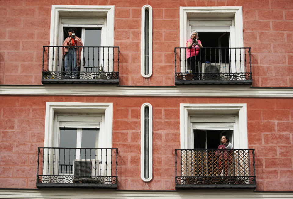 Vecinos de un edificio de Madrid participan en la cacerolada contra la Corona celebrada este 18 de marzo coincidiendo con el discurso del rey sobre el coronavirus. (Foto: Juan Medina / Reuters).