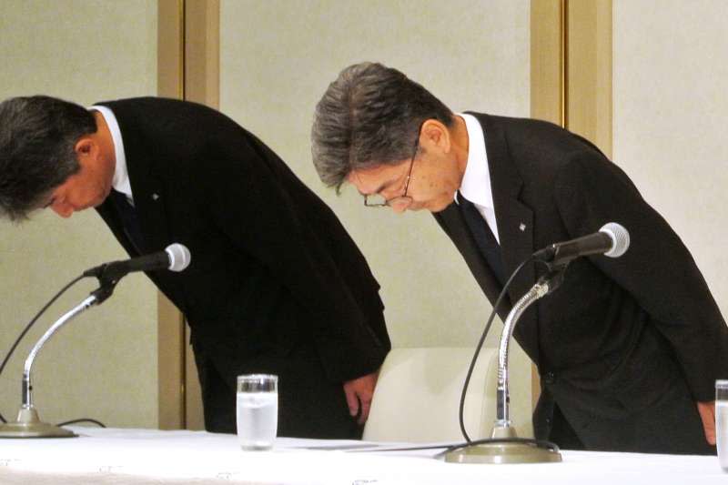 日本神戶製鋼所承認篡改部分零部件的品管數據，該公司副社長梅原尚人（右）鞠躬道歉（AP）