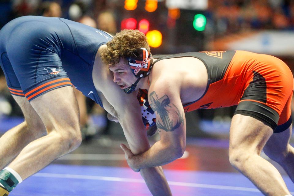 Oklahoma State's Travis Wittlake ties up with Illinois' Dylan Connell during day one of the NCAA Wrestling Championships 2023 at the BOK Center in Tulsa, Okla. on Thursday, March 16, 2023.