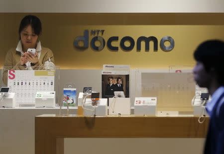 The logo of Japan's biggest mobile phone operator NTT Docomo is seen at its shop in Tokyo July 3, 2013. REUTERS/Issei Kato/Files