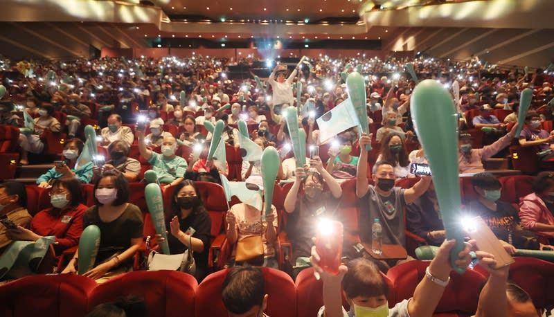 陳時中13日晚間舉行感恩音樂會，許多支持民眾到場，台下支持者點亮手機燈光揮舞。中央社