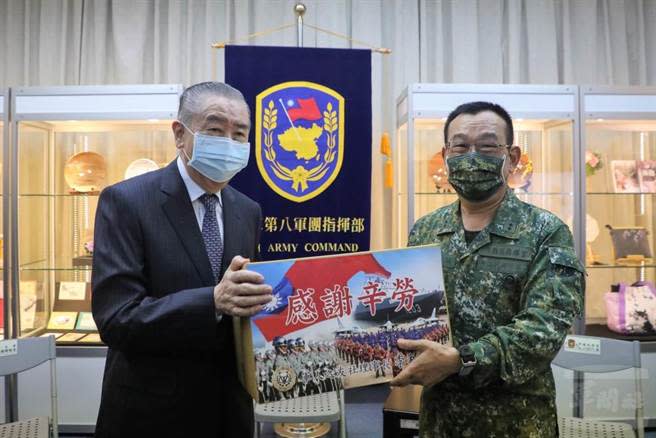 軍友社理事長李棟樑上午率隊慰訪陸軍八軍團，致贈慰勞品，由指揮官傅正誠代表接受。軍聞社提供。