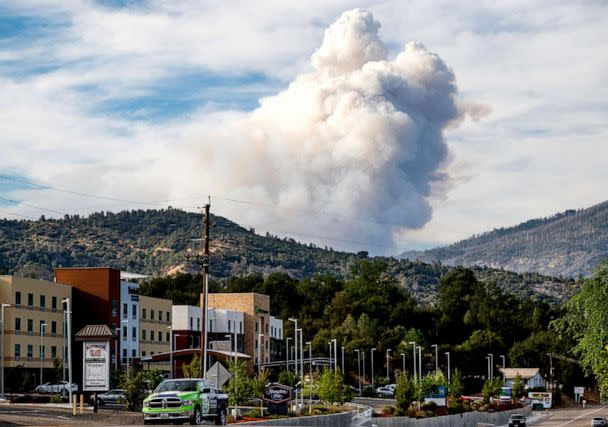 PHOTO: A plume rises from the Washburn Fire burning in Yosemite National Park, viewed from Oakhurst in Madera County, Calif., July 8, 2022.  (Noah Berger/AP)