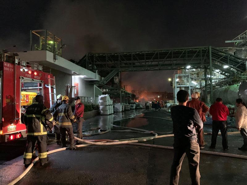 高雄林園工業區的聯成化工廠房29日晚間發生大火。（翻攝自陳其邁臉書）